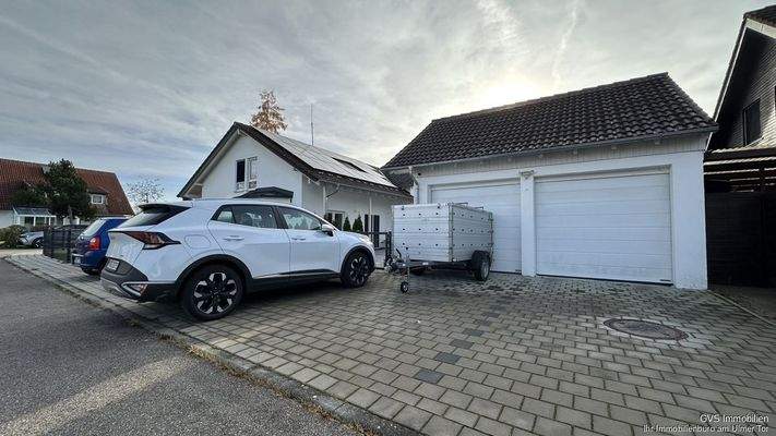 Doppelgarage mit Vorplatz.