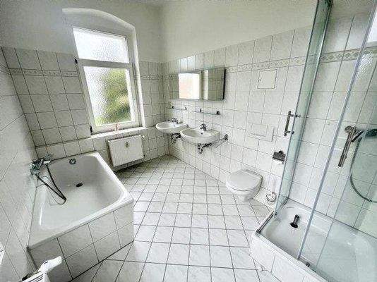 Bad mit beleuchtetem Spiegel 