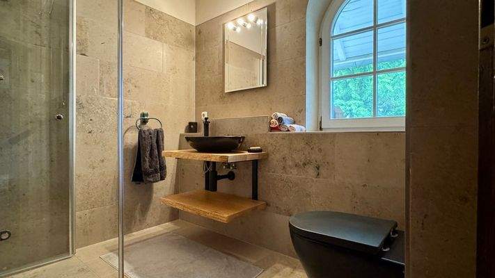 Badezimmer im Erdgeschoss