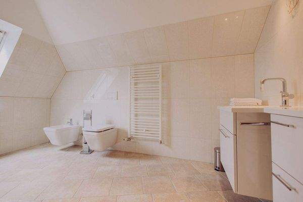 Modernes Bad im Dachgeschoss