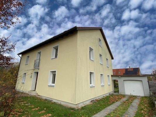 seitliche Ansicht mit Garage und Zufahrt