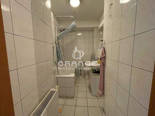 Rechts das Bad mit "begehbarer Wanne"