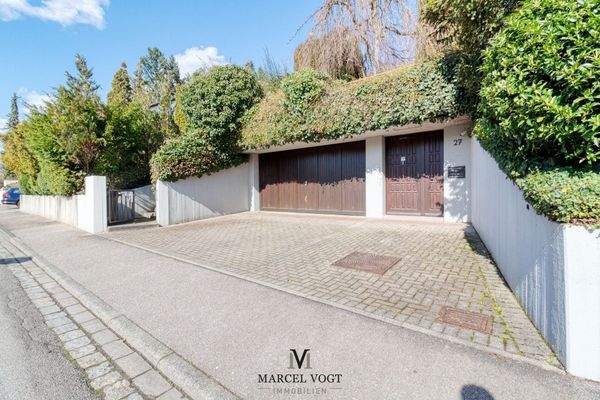 Doppelgarage links mit Zugang zum Aufzug