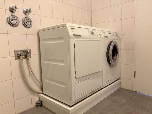 Anschlüssen und Fenster zum Hausflur