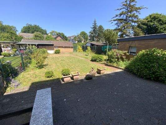 große Terrasse mit Sonnengarten