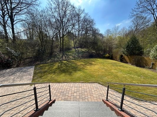 Blick von der Terrasse auf den Garten