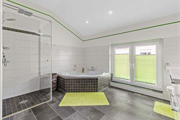 Großes Badezimmer