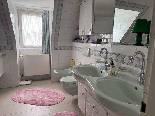 Das modernisiert Bad im OG mit Doppel-Waschbecken