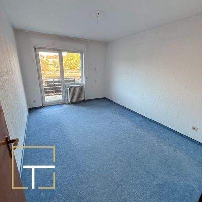 Leeres Zimmer mit Balkon