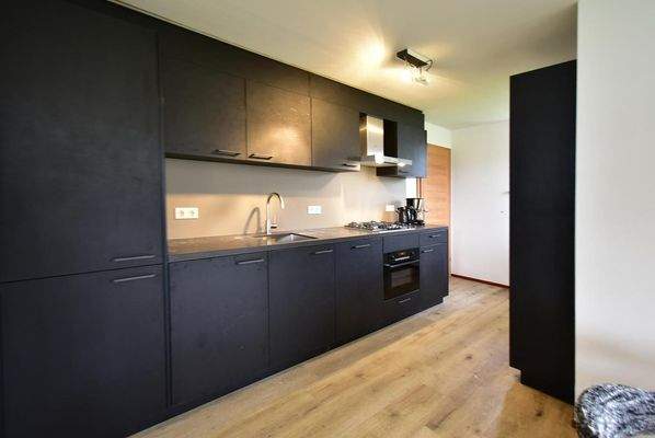 ferienhaus-kaufen-ferienresort-cochem-cochem-niederlande-moderne-schwarze-kuche-2025