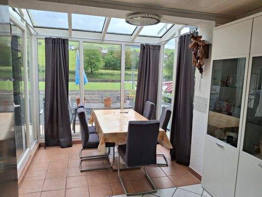 toller Essplatz im Wintergarten mit Zugang zur großen Terrasse