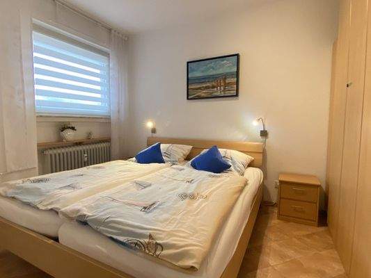 Schlafraum mit Fenster