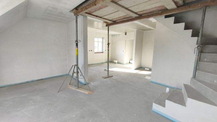 Wohnbereich mit Treppe in den Spitzboden