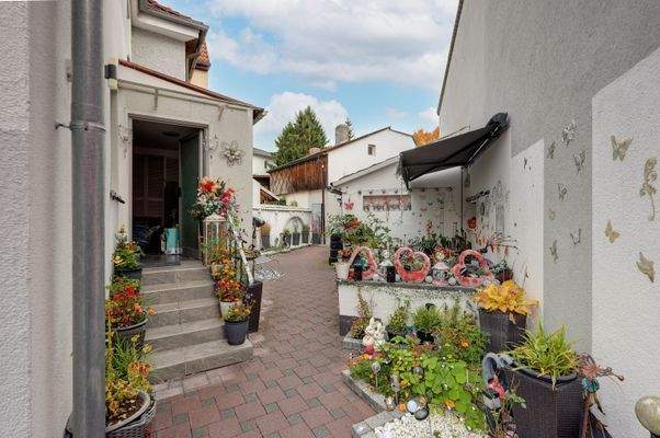 Blick in den liebevoll gepflegten Hinterhof