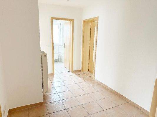 Flurbereich mit Blick Richtung Badzimmer und Wohnzimmer