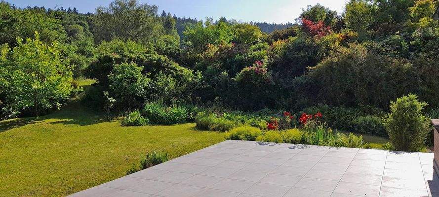 Terrasse und Garten im Sommer