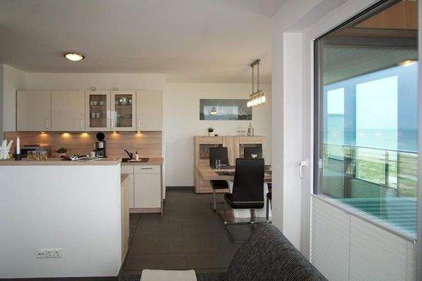 Einbauküche und Esszimmer