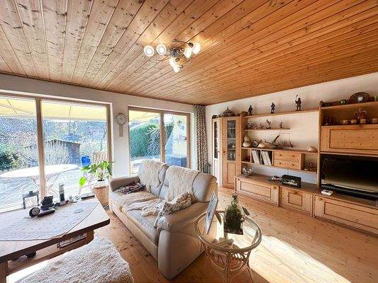 Wohnzimmer mit Zugang zur Süd-Ost Terrasse