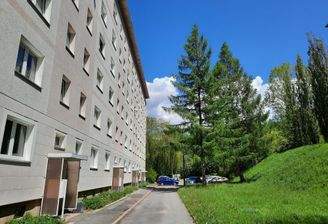 Wohnhaus mit Grünfläche