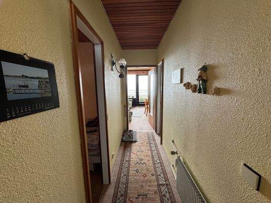 Flur mit Blick in das Wohnzimmer