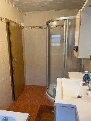 Bad Erdgeschoß Blick zur Dusche