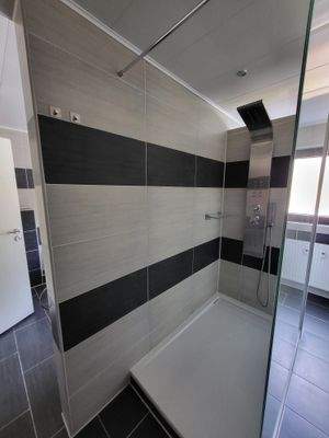 Dusche (niedriger Einstieg).jpg