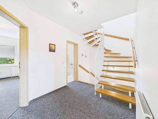 Obergeschoss - Flur mit Treppe ins DG