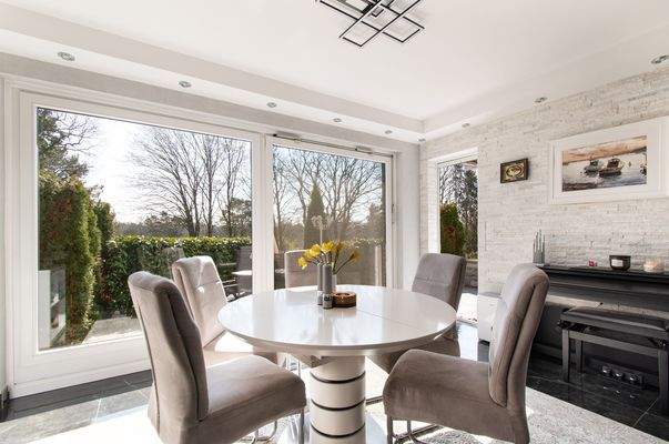 Lichtdurchflutt dank großer Fensterfront.jpg