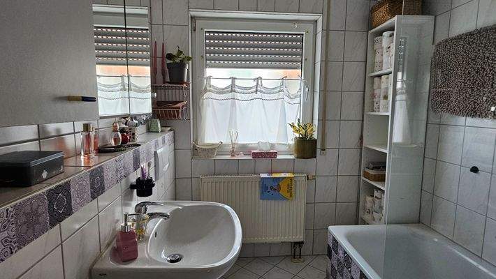 Tageslichtbad mit Wanne