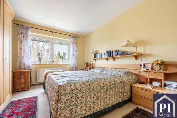 Schlafzimmer mit Rollladen und Ostsonne