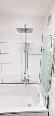 DIE GLAS-DUSCHVORRICHTUNG