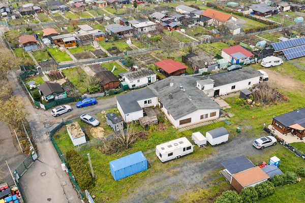 Gartenanlage mit weißen Caravans und Fahrzeugen