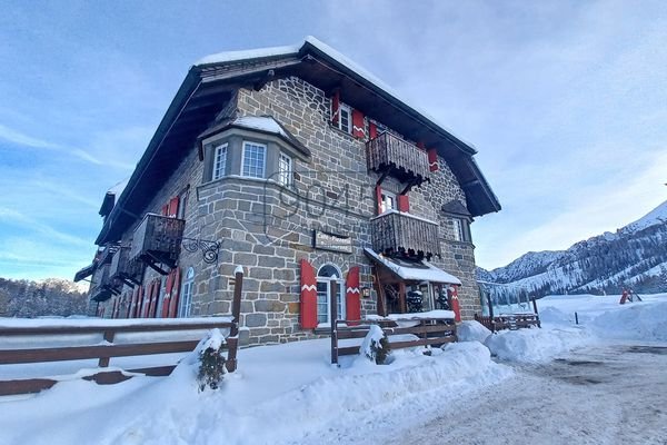 Restaurant und Bar im Skigebiet "Carezza" auf dem Costalunga-Pass im Trentino / Südtirol