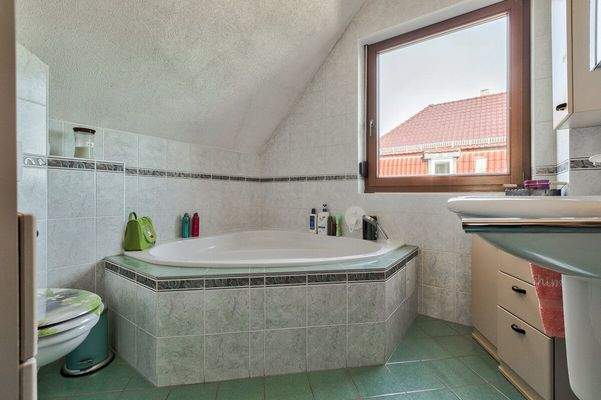 Badezimmer mit Eckbadewanne und Tageslicht