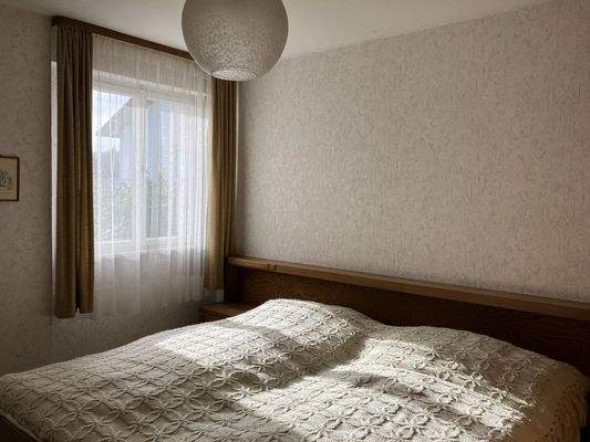 EG: Schlafzimmer - Blick Richtung Fenster