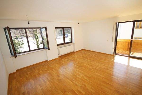 Ein lichtdurchfluteter Ort, der zum Träumen einlädt – Wohnzimmer mit Balkon