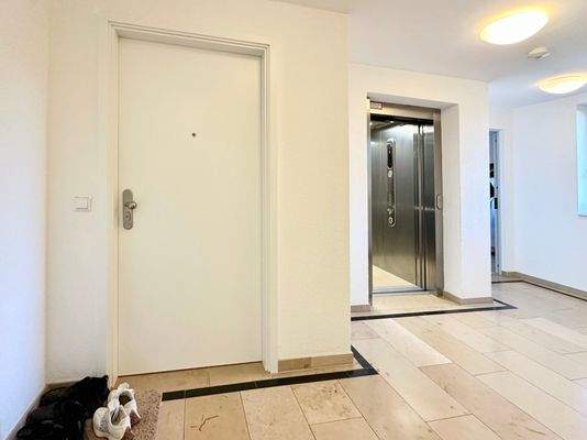Eingangstür-Fahrstuhl