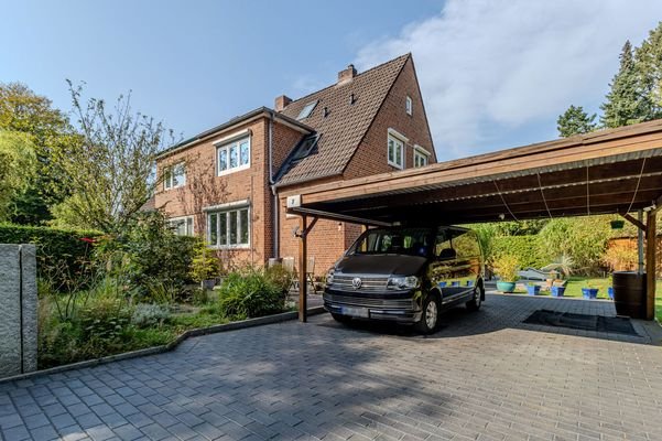 Praktischer Carport für zwei Fahrzeuge