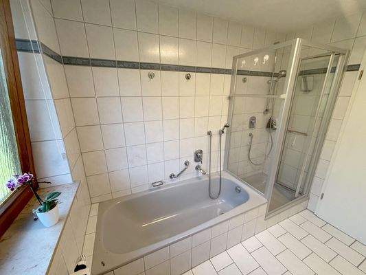 Badezimmer mit Wanne u. Dusche