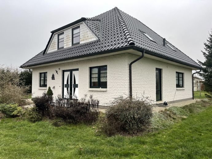 massives Einfamilienhaus mit Carport und Gartenhaus in Neuhof