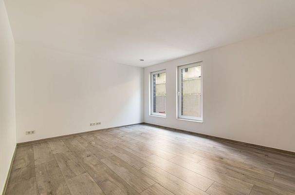 Großzügiges Schlafzimmer im Souterrain des Vorderhauses