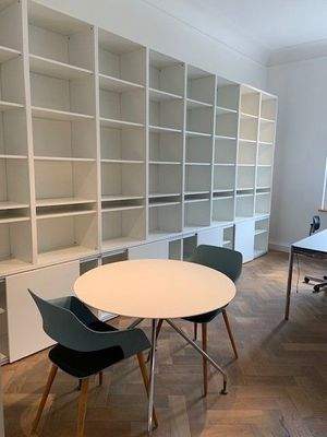 Besprechungstisch und Stauraum.jpg