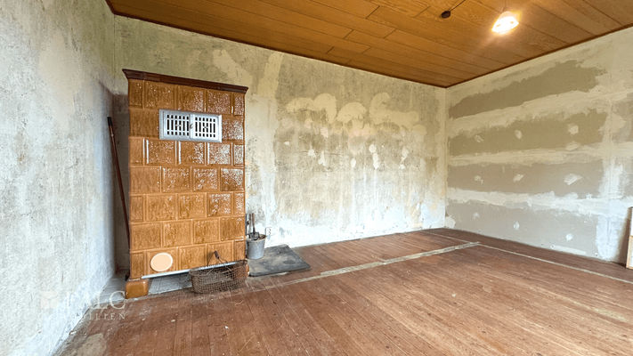 renovierungsbedürftiges  Zimmer im Erdgeschoss 