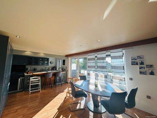 Esszimmer mit offener Küche im OG