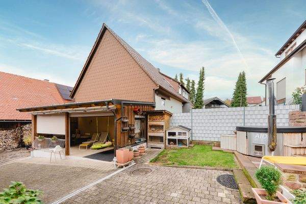 Pflegeleichter Garten mit Überdachtem Freisitz