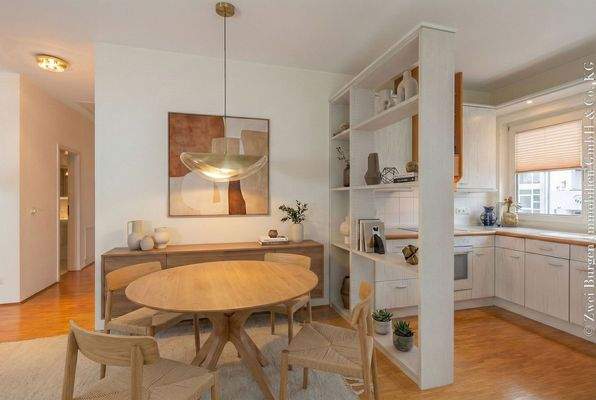 Essbereich mit offen gestalteter Küche