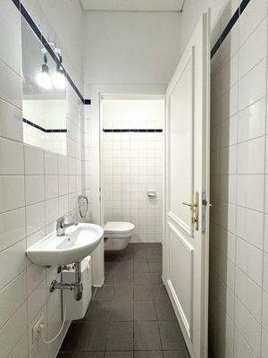 Toilette mit Handwaschbecken