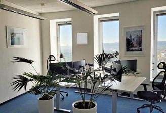 Büro mit zwei Arbeitsplätzen