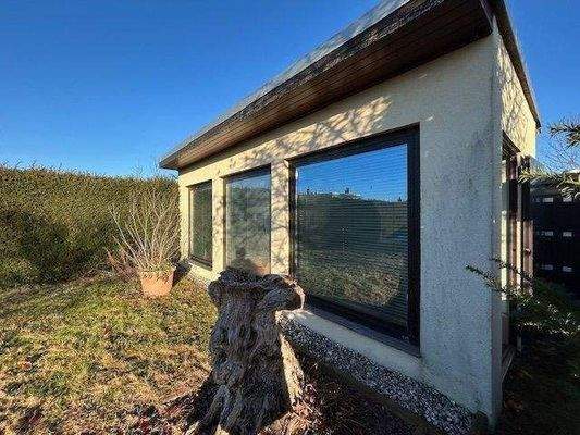 Gartenhaus - Dach mit kleine Photovoltaikanlage