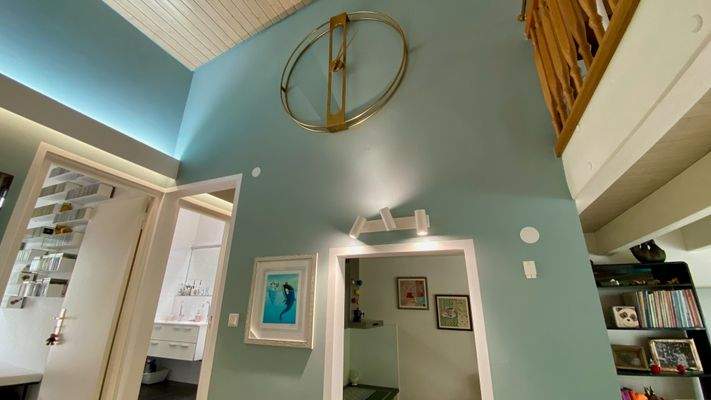 ...mit halb offener Küche